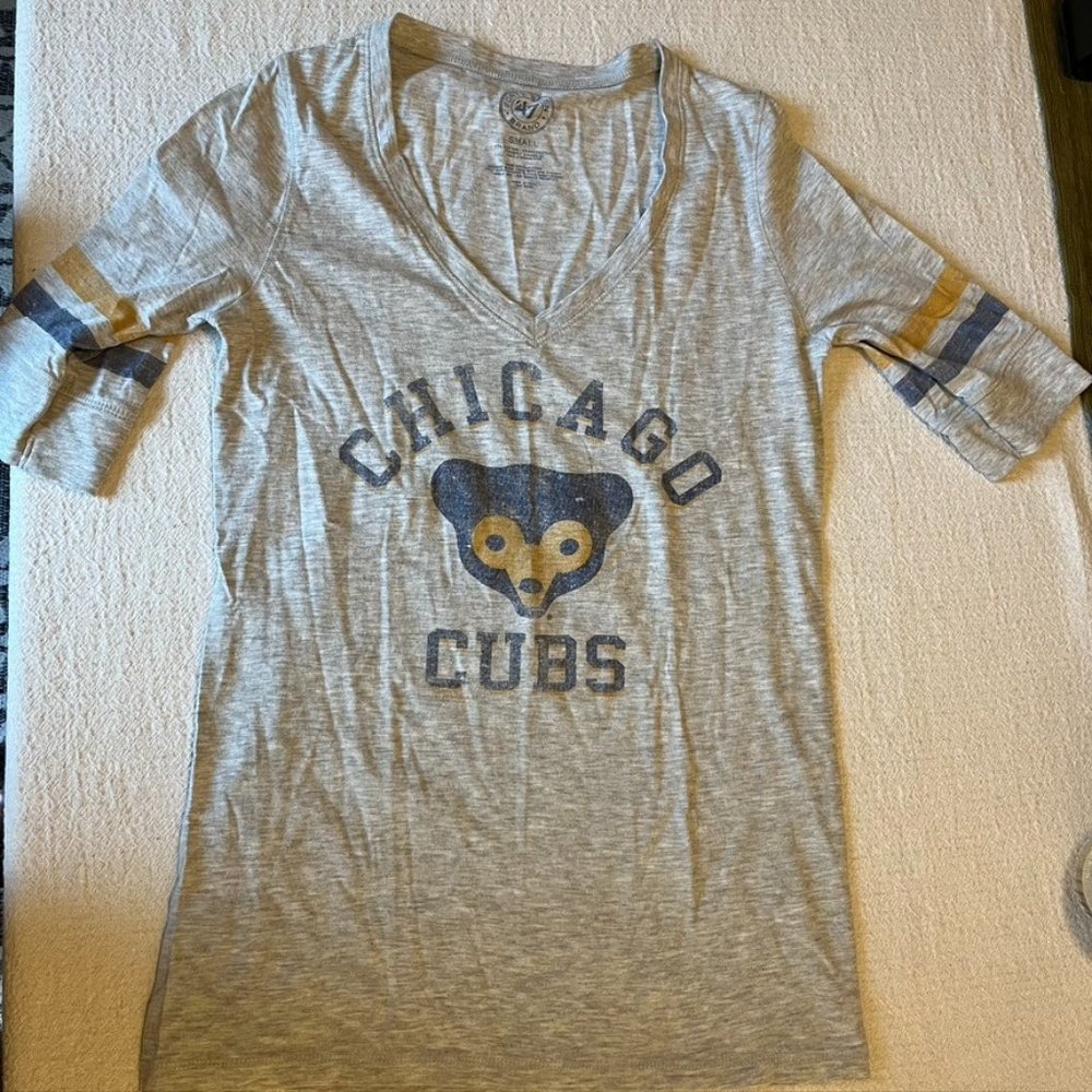 Chicago Cubs Women's Fitted V-Neck Tee